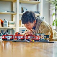 LEGO® City 60423 Električka a zastávka v centre mesta (3)
