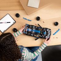 LEGO® Technic 42176 Pretekárske auto Porsche GT4 e-Performance (2)