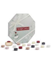 Yankee Candle Snow Globe Wonderland adventný kalendár veniec čajová sviečka 24 x 9,8 g + sklenený svietnik